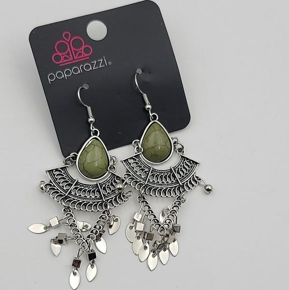 Paparazzi vintage vagabond green dangling earrings - Picture 1 of 4